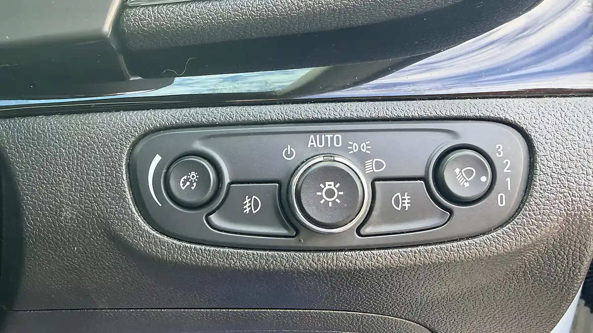 Used 2017 Vauxhall Mokka X Design Nav White - Interior and Exterior details 15