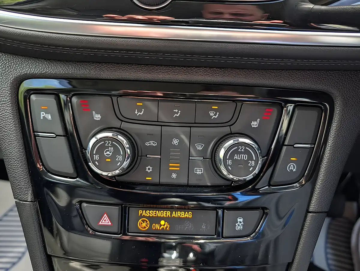 Used 2017 Vauxhall Mokka X Elite Nav Silver - Interior and Exterior details 5