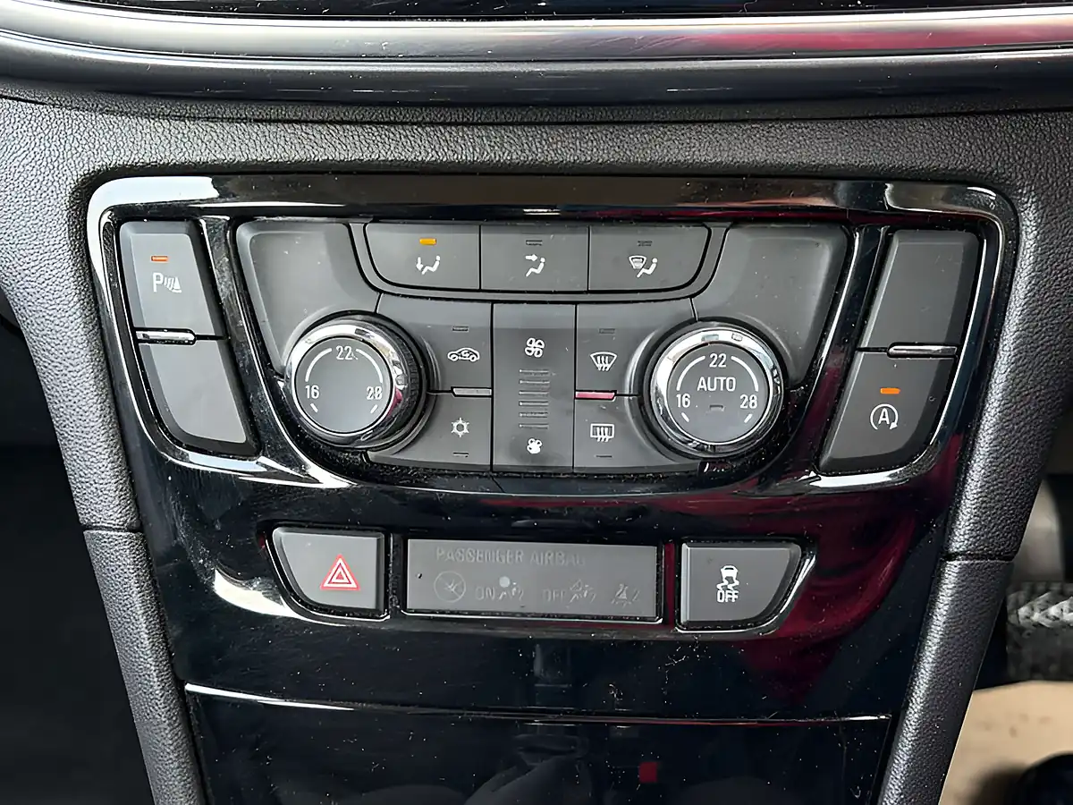 Used 2017 Vauxhall Mokka X X Active Summit White - Interior and Exterior details 19