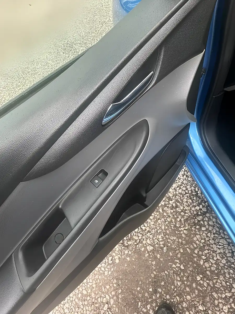 Used 2017 Vauxhall Viva Sl Blue - Interior and Exterior details 16