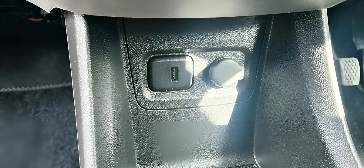Used 2017 Vauxhall Viva Sl Blue - Interior and Exterior details 18