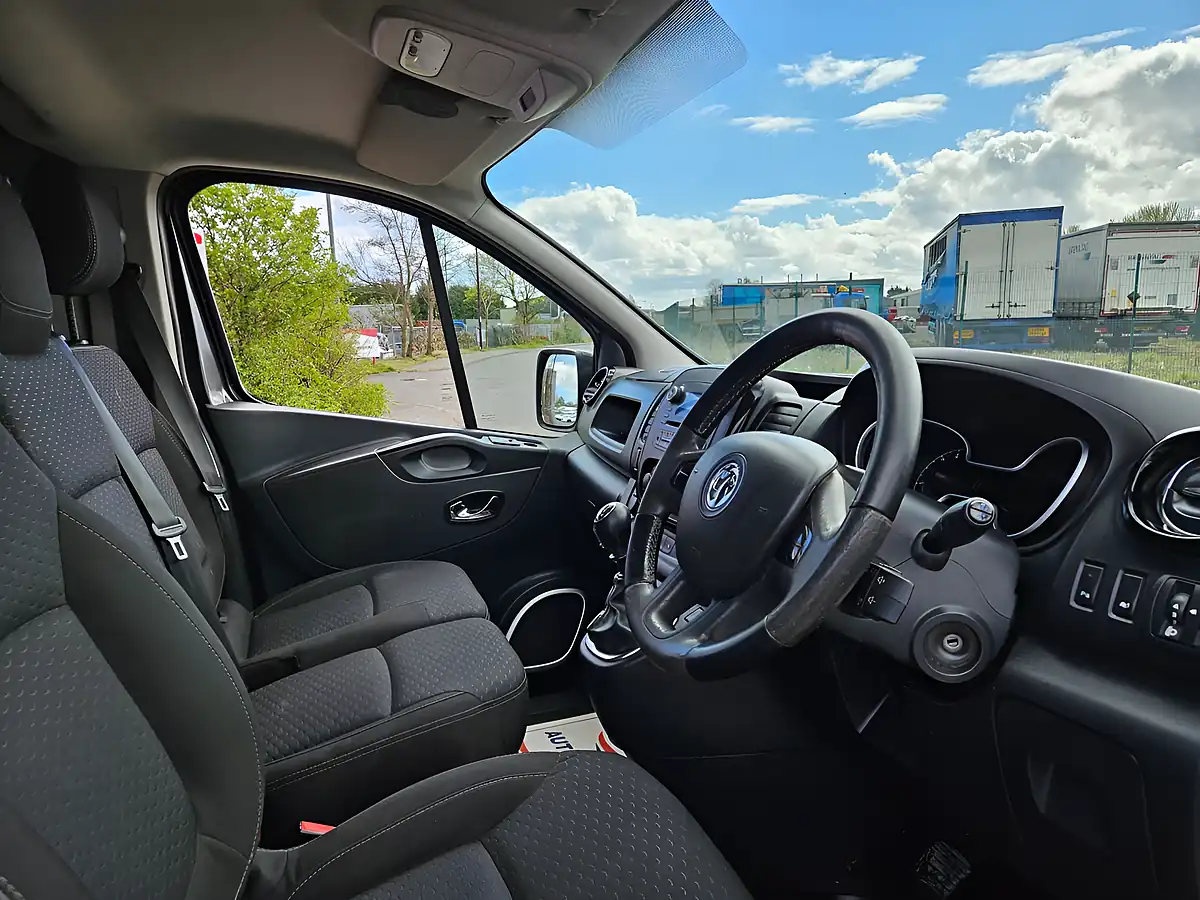 Used 2017 Vauxhall Vivaro 2900 Cportive Lwb Black - Interior and Exterior details 11