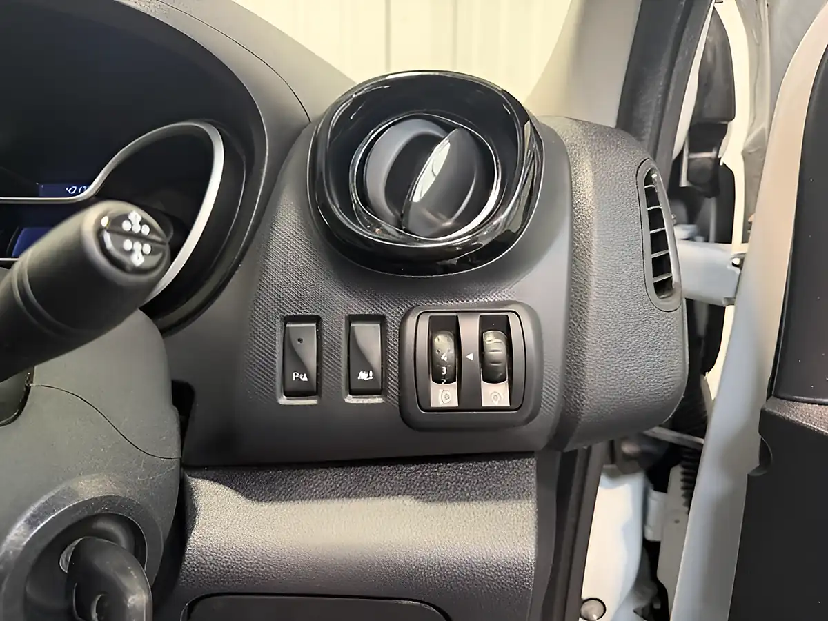 Used 2017 Vauxhall Vivaro Sportive Glacier White - Interior and Exterior details 20