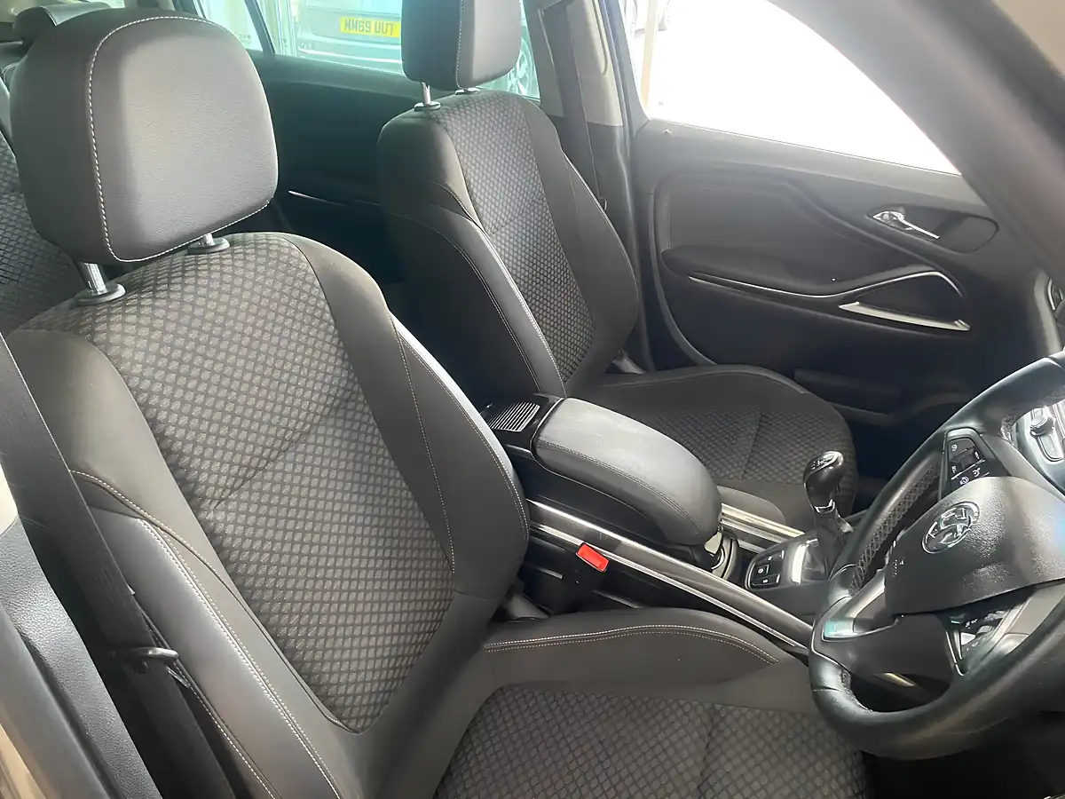 Used 2017 Vauxhall Zafira Tourer Se Grey - Interior and Exterior details 15