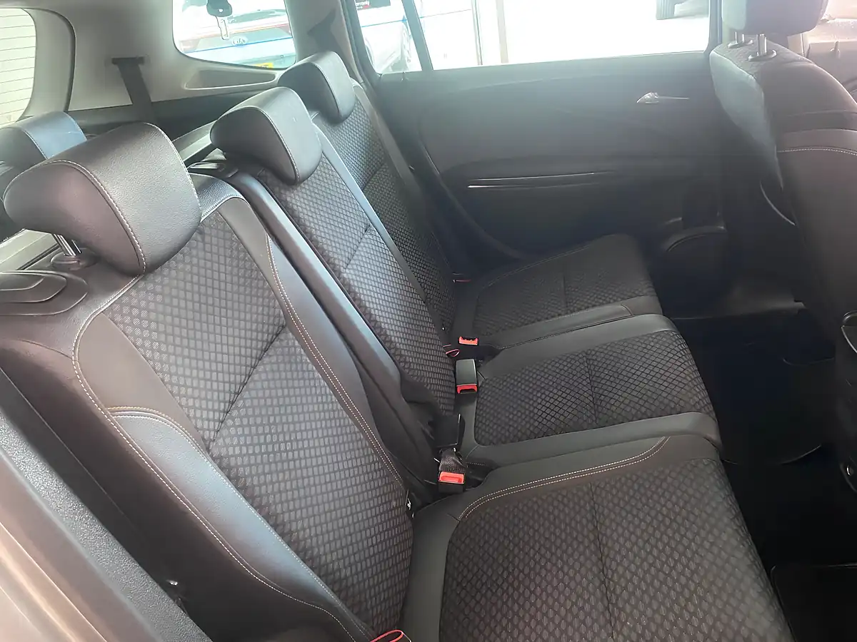 Used 2017 Vauxhall Zafira Tourer Se Grey - Interior and Exterior details 17