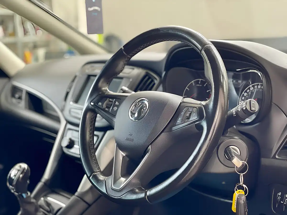 Used 2017 Vauxhall Zafira Tourer Sri Blue - Interior and Exterior details 15