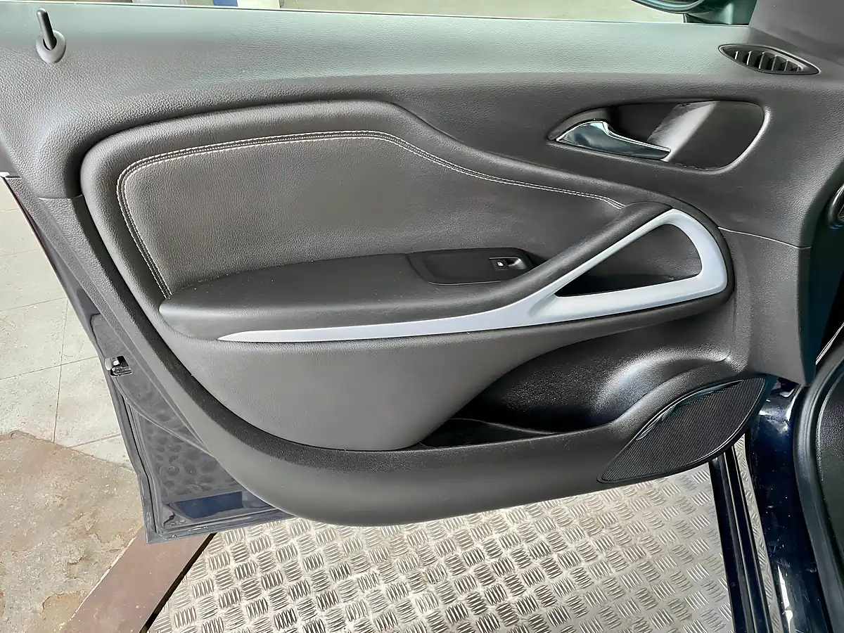 Used 2017 Vauxhall Zafira Tourer Sri Blue - Interior and Exterior details 17
