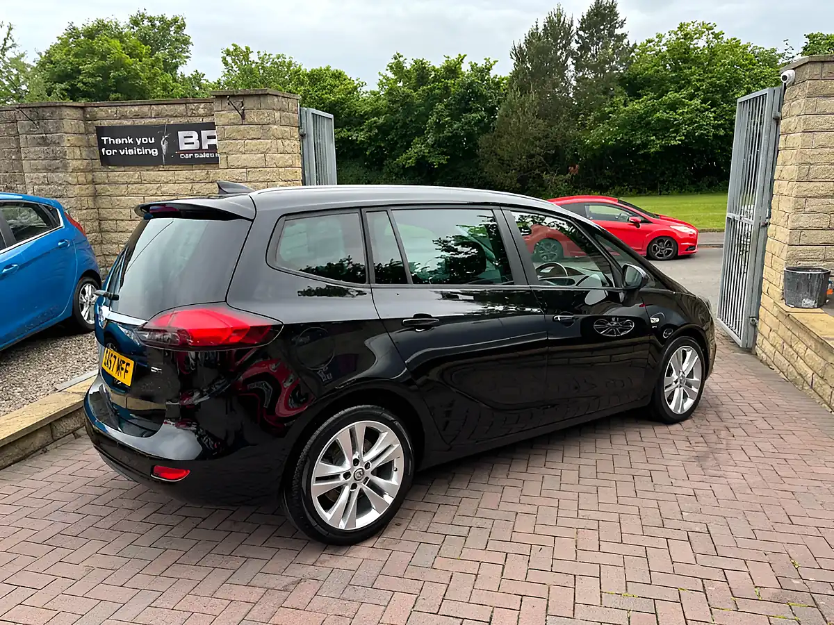 Used 2017 Vauxhall Zafira Tourer Sri Nav Black - Interior and Exterior details 10