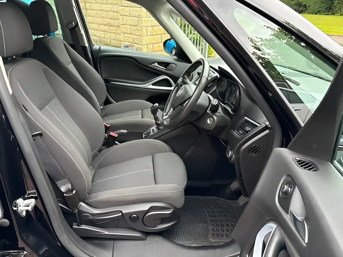 Used 2017 Vauxhall Zafira Tourer Sri Nav Black - Interior and Exterior details 20