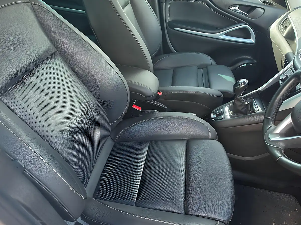 Used 2017 Vauxhall Zafira Tourer Sri Nav White - Interior and Exterior details 11