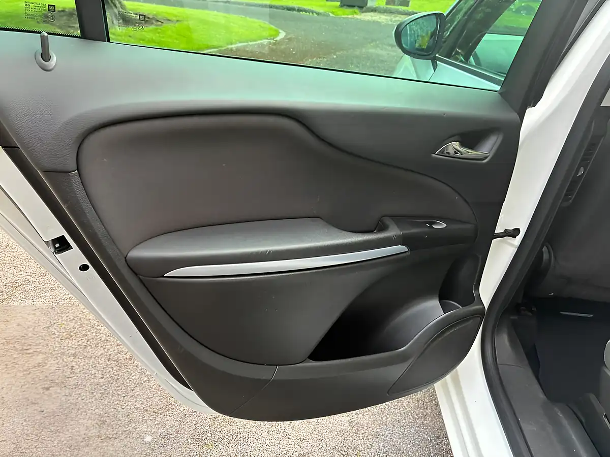 Used 2017 Vauxhall Zafira Tourer Sri White - Interior and Exterior details 10