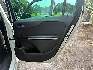 Used 2017 Vauxhall Zafira Tourer Sri White - Interior and Exterior details 11