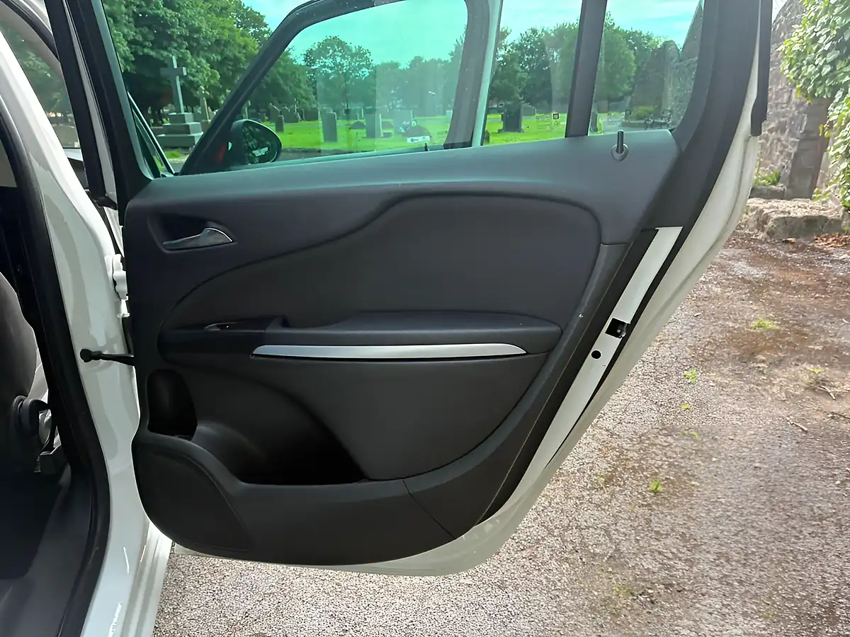 Used 2017 Vauxhall Zafira Tourer Sri White - Interior and Exterior details 11