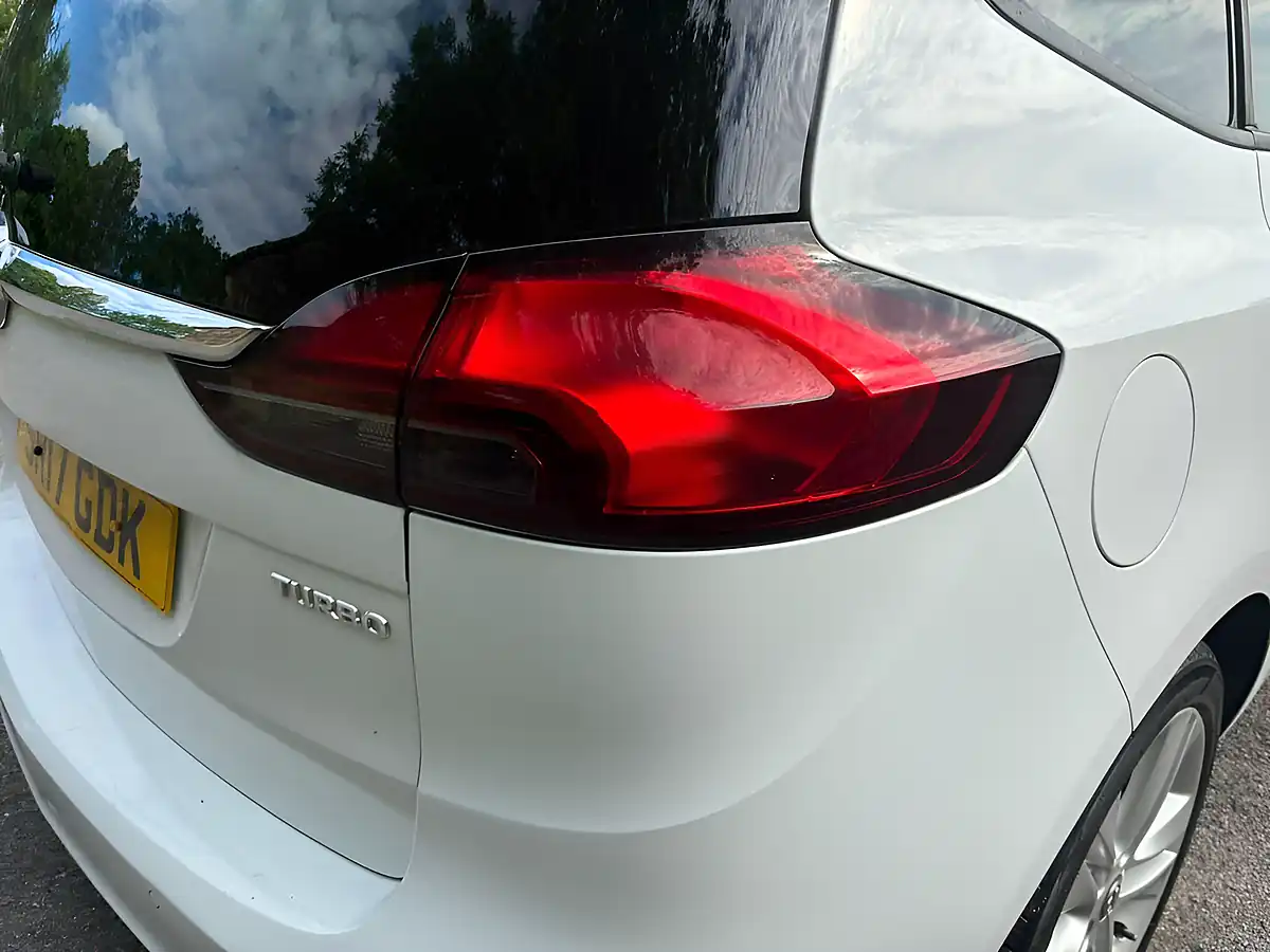 Used 2017 Vauxhall Zafira Tourer Sri White - Interior and Exterior details 18