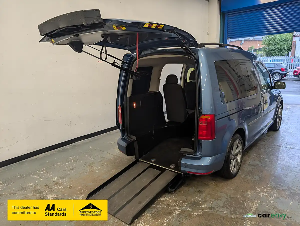 Used 2017 Volkswagen Caddy Life Blue - Front View
