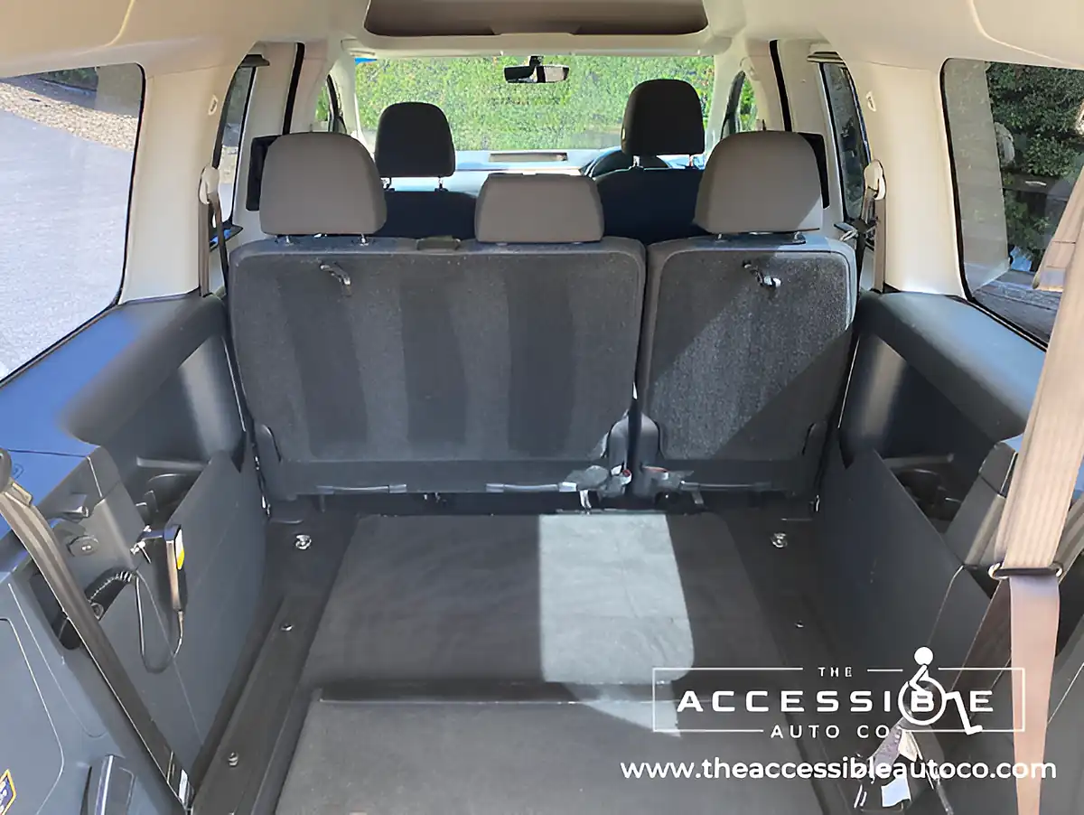 Used 2017 Volkswagen Caddy Maxi Life Purple - Interior and Exterior details 15