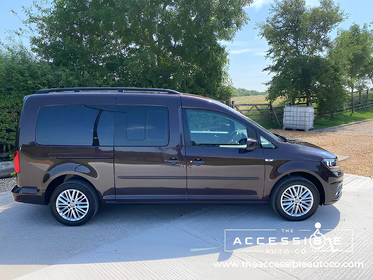 Used 2017 Volkswagen Caddy Maxi Life Purple - Interior and Exterior details 3