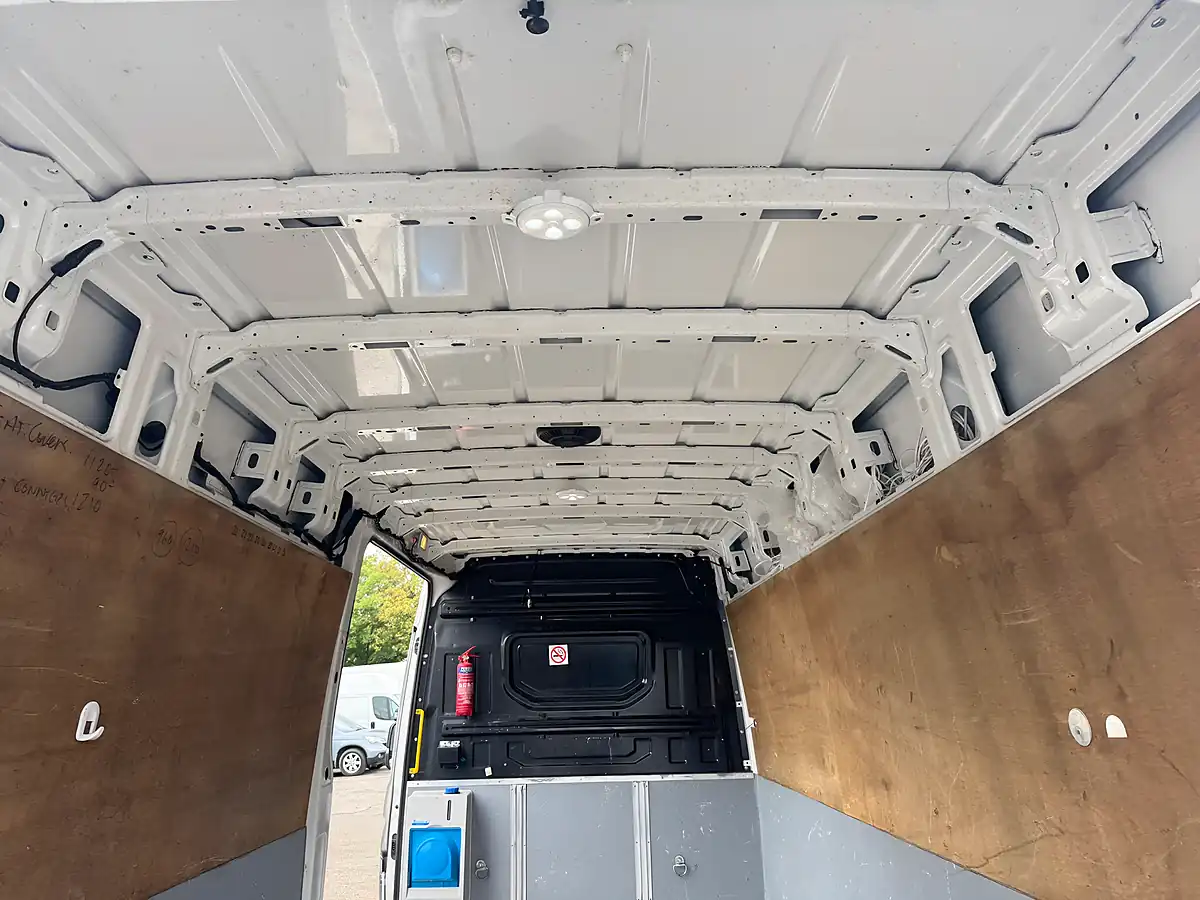 Used 2017 Volkswagen Crafter Startline White - Interior and Exterior details 16