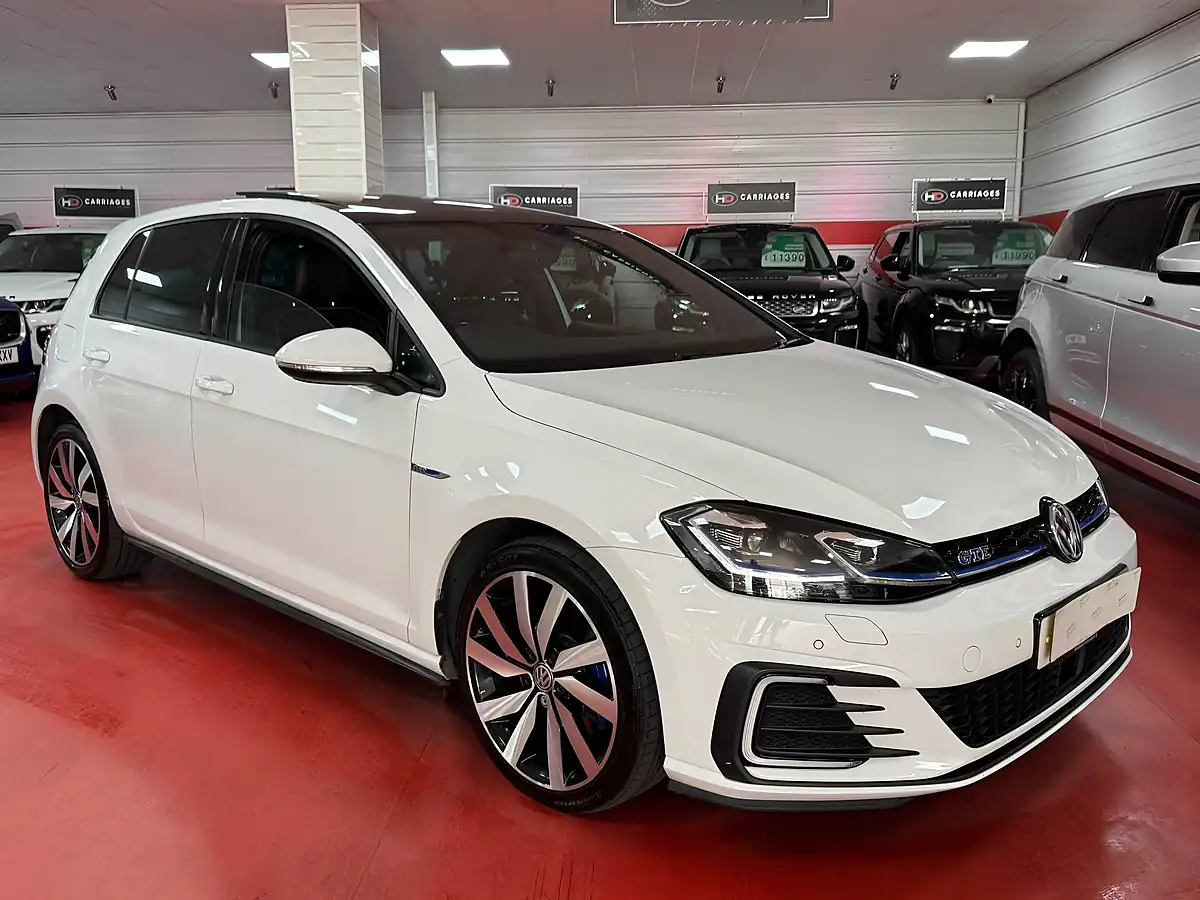 Used 2017 Volkswagen Golf Advance White - Front View