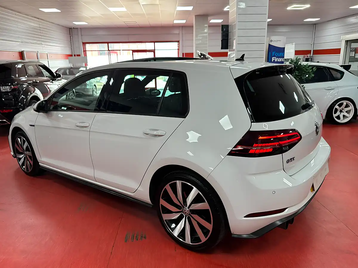 Used 2017 Volkswagen Golf Advance White - Interior and Exterior details 10