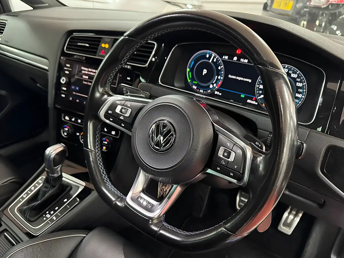 Used 2017 Volkswagen Golf Advance White - Interior and Exterior details 14