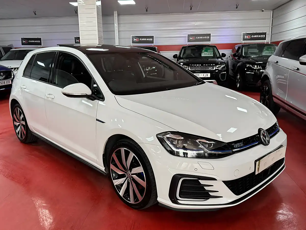 Used 2017 Volkswagen Golf Advance White - Interior and Exterior details 3