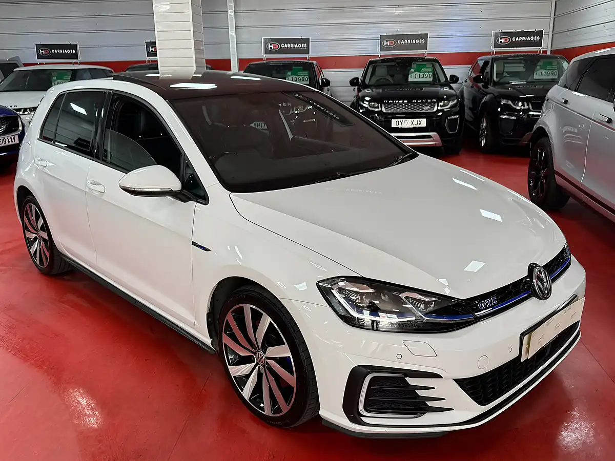 Used 2017 Volkswagen Golf Advance White - Interior and Exterior details 4