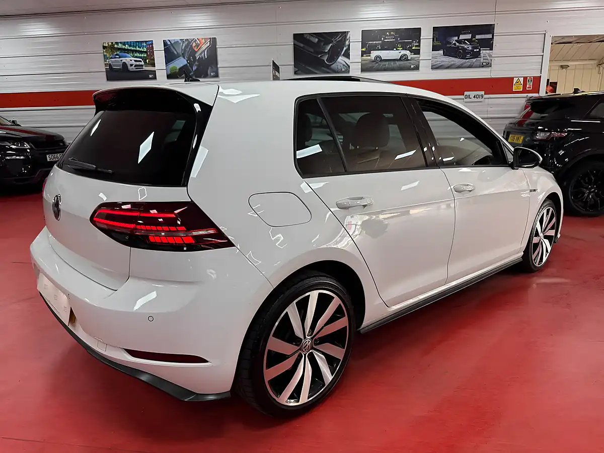 Used 2017 Volkswagen Golf Advance White - Interior and Exterior details 8