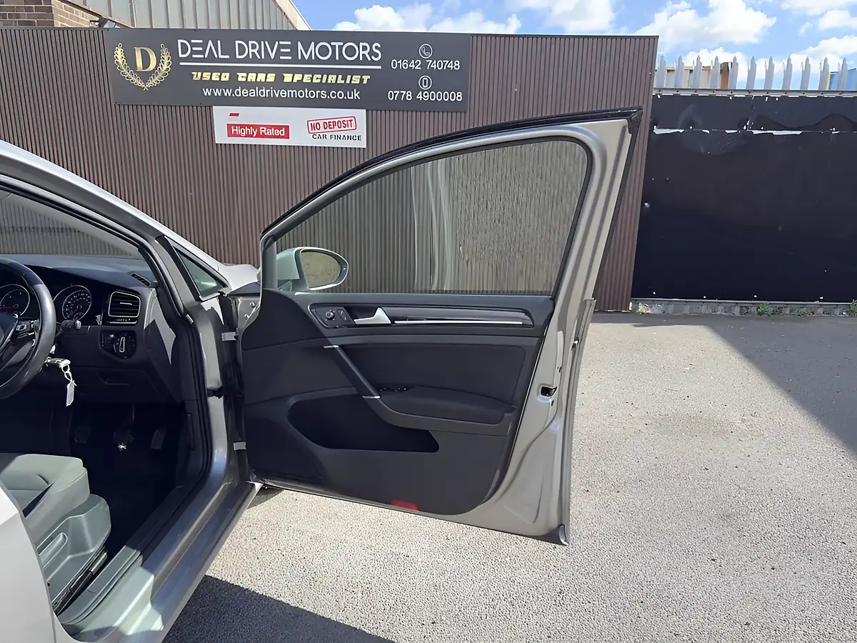Used 2017 Volkswagen Golf Bluemotion Tech GT Silver - Interior and Exterior details 8
