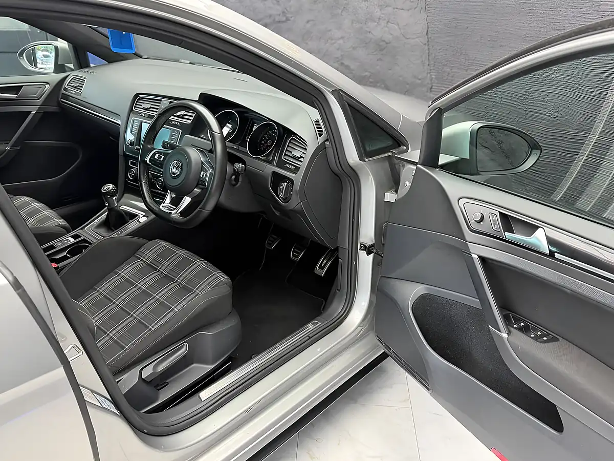 Used 2017 Volkswagen Golf Bluemotion Tech Gtd Silver - Interior and Exterior details 11