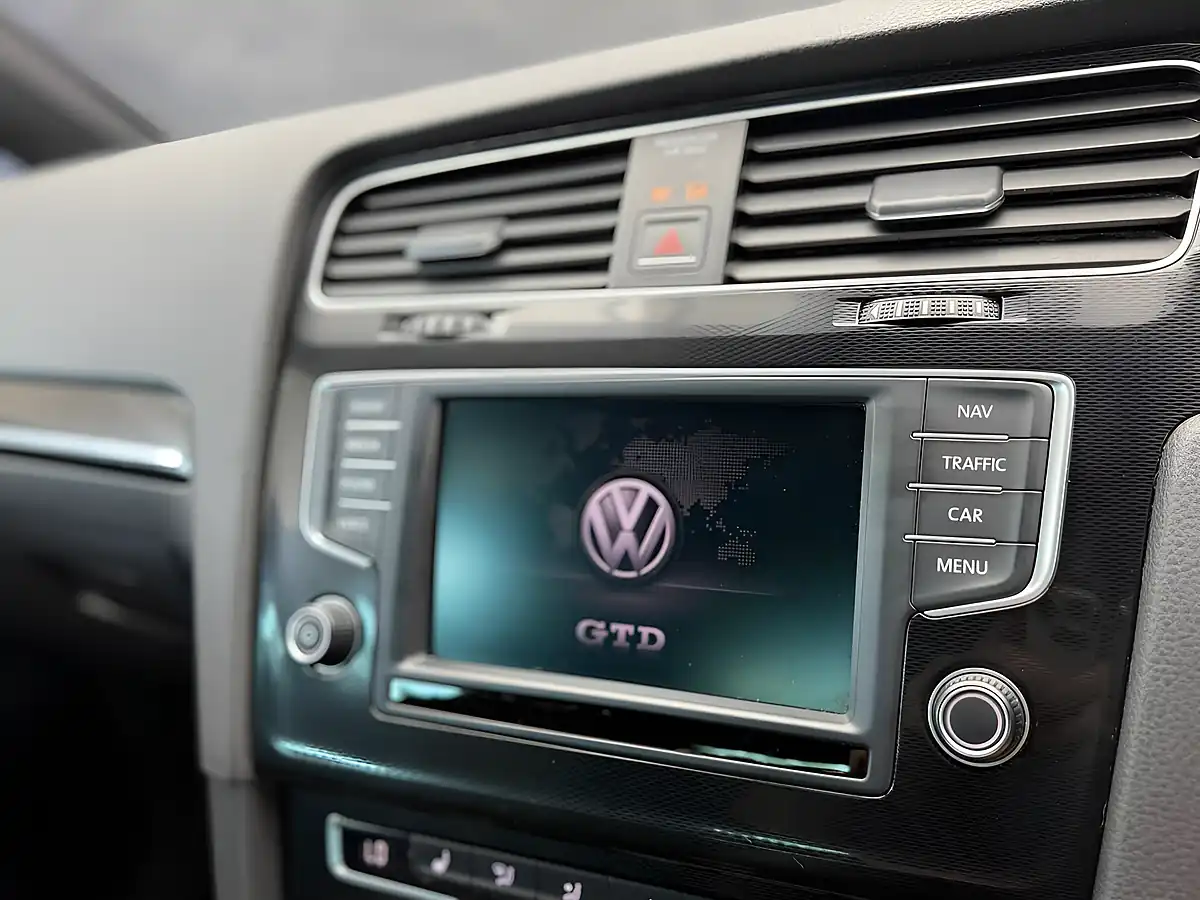 Used 2017 Volkswagen Golf Bluemotion Tech Gtd Silver - Interior and Exterior details 17
