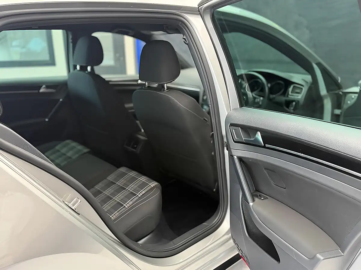 Used 2017 Volkswagen Golf Bluemotion Tech Gtd Silver - Interior and Exterior details 19