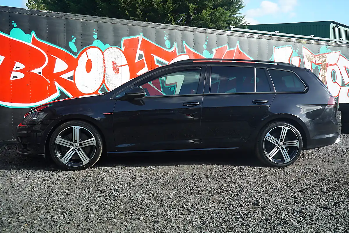 Used 2017 Volkswagen Golf Bluemotion Tech R Black - Interior and Exterior details 9