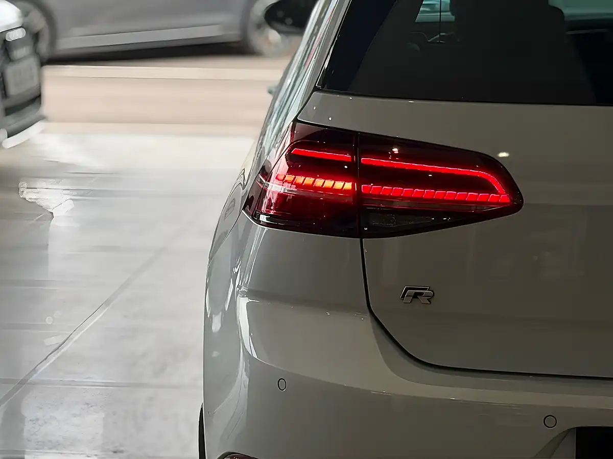 Used 2017 Volkswagen Golf Bluemotion Tech R Silver - Interior and Exterior details 7