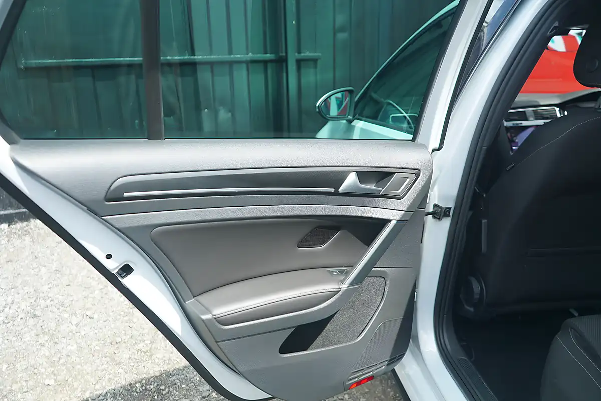 Used 2017 Volkswagen Golf Bluemotion Tech R Silver - Interior and Exterior details 17