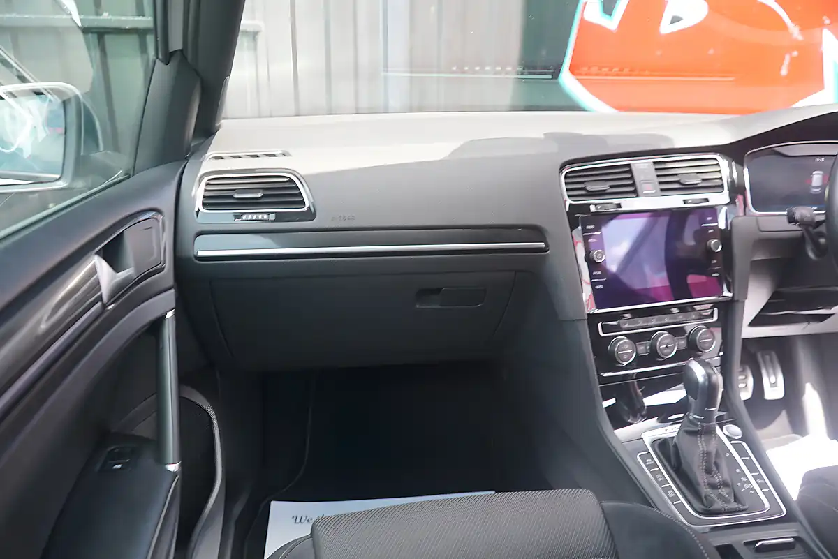 Used 2017 Volkswagen Golf Bluemotion Tech R Silver - Interior and Exterior details 18