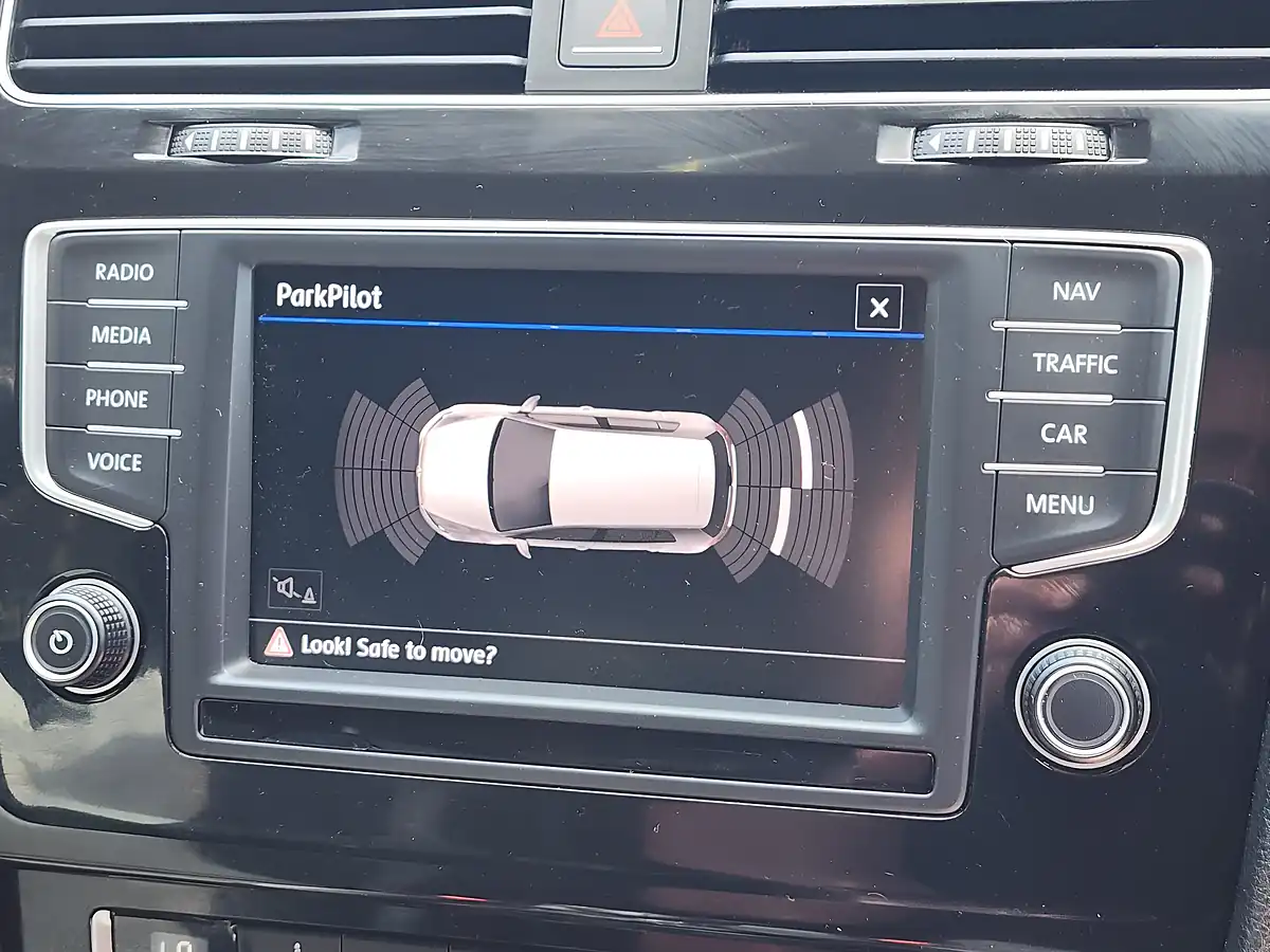 Used 2017 Volkswagen Golf Bluemotion Tech R White - Interior and Exterior details 12