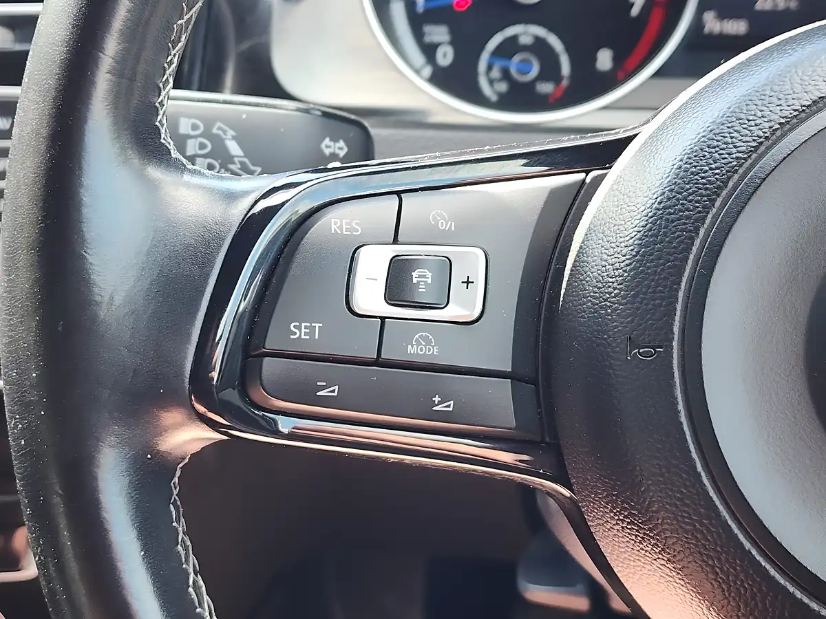 Used 2017 Volkswagen Golf Bluemotion Tech R White - Interior and Exterior details 15