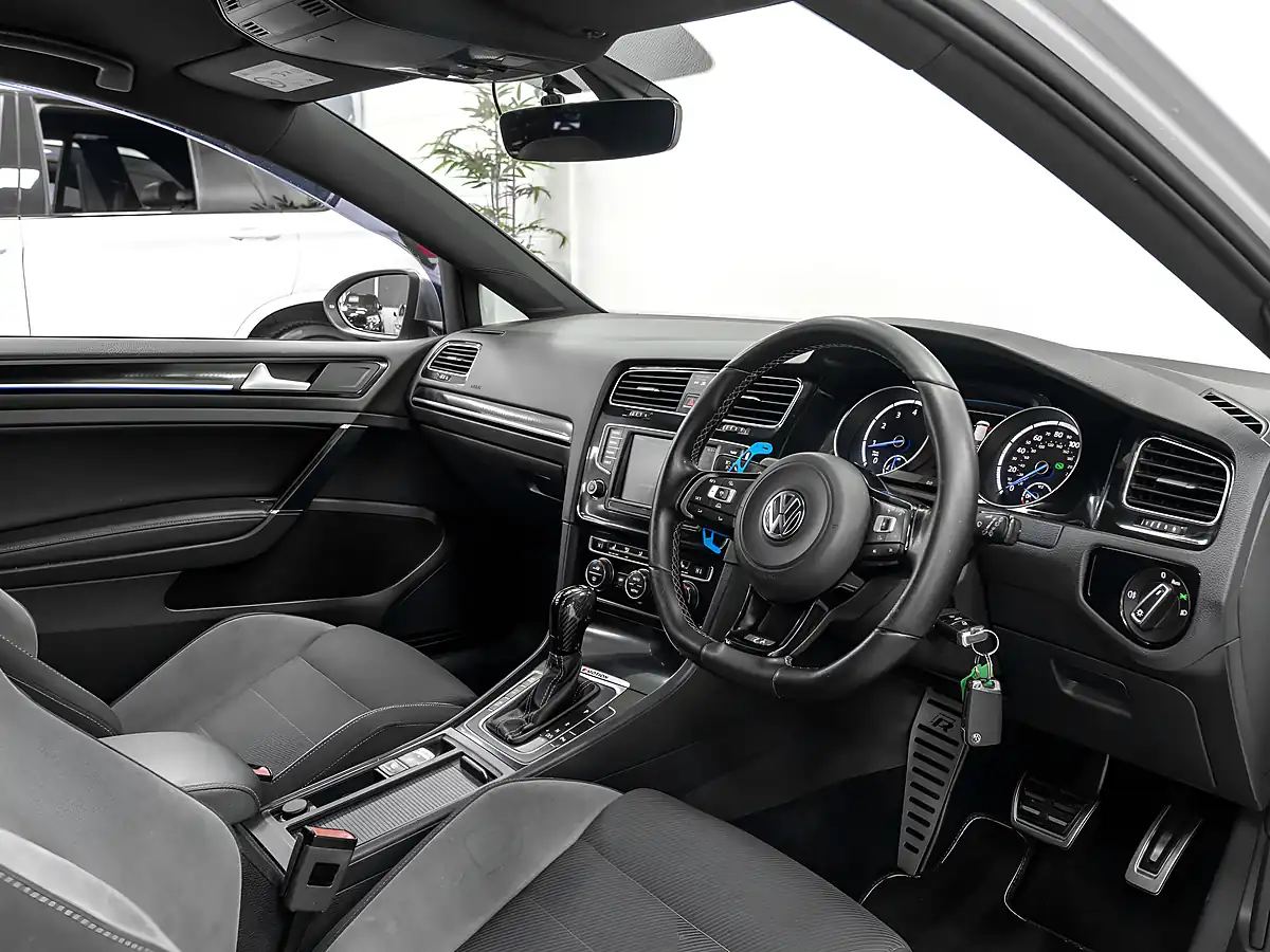 Used 2017 Volkswagen Golf Bluemotion Tech R White - Interior and Exterior details 11
