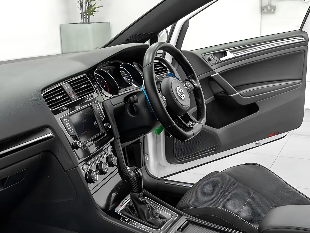 Used 2017 Volkswagen Golf Bluemotion Tech R White - Interior and Exterior details 16