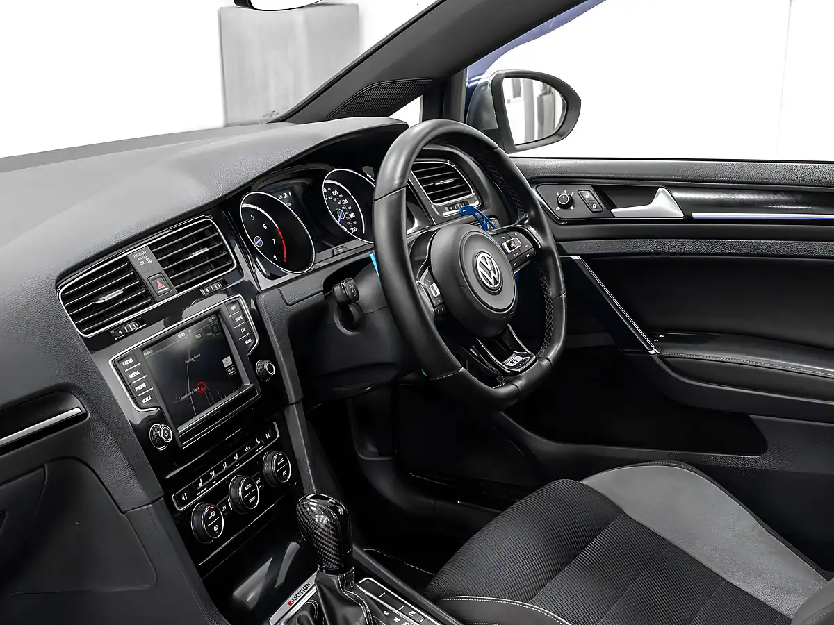 Used 2017 Volkswagen Golf Bluemotion Tech R White - Interior and Exterior details 17