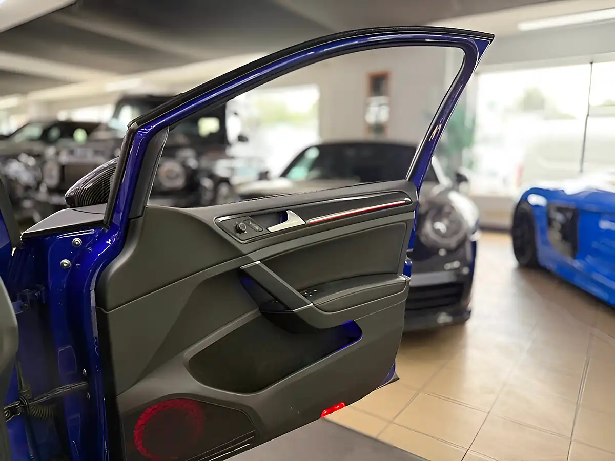 Used 2017 Volkswagen Golf R Blue - Interior and Exterior details 13