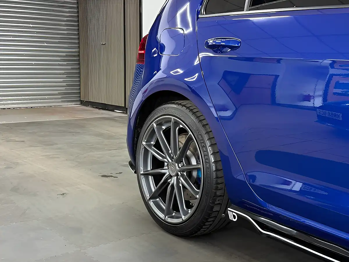 Used 2017 Volkswagen Golf R Blue - Interior and Exterior details 9