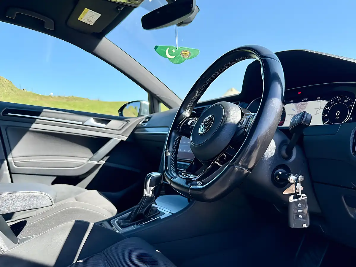 Used 2017 Volkswagen Golf R Blue - Interior and Exterior details 17