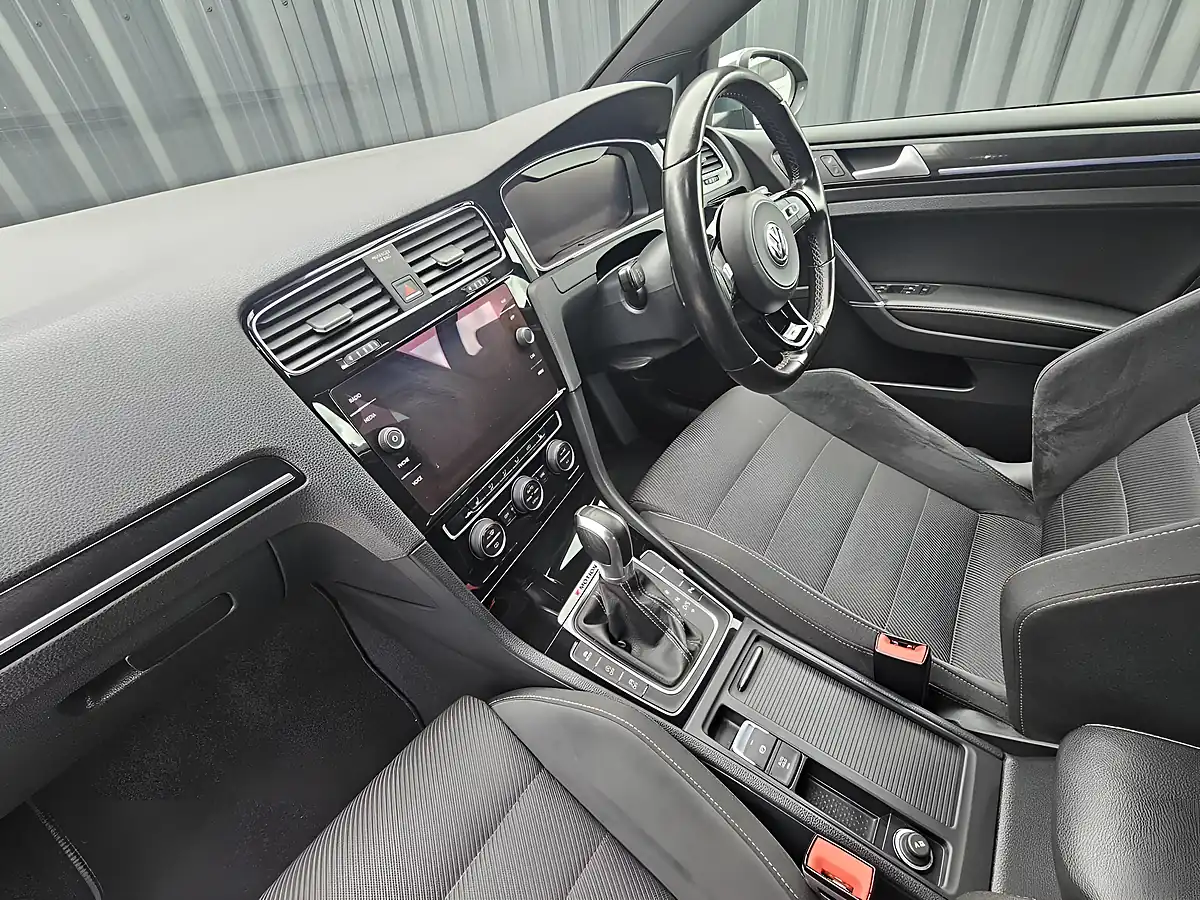Used 2017 Volkswagen Golf R Blue - Interior and Exterior details 10