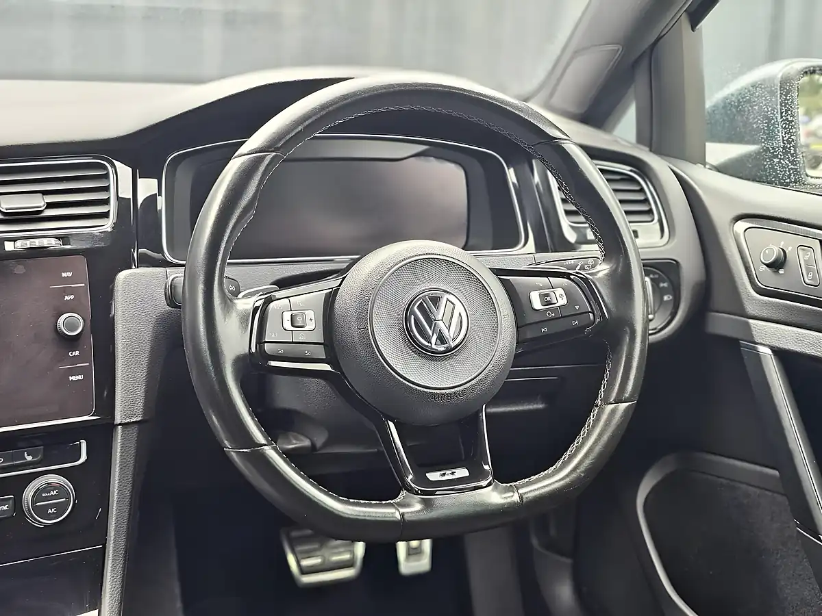 Used 2017 Volkswagen Golf R Blue - Interior and Exterior details 4