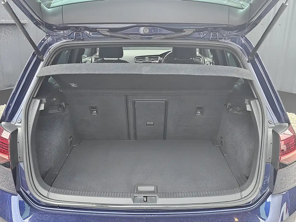 Used 2017 Volkswagen Golf R Blue - Interior and Exterior details 7