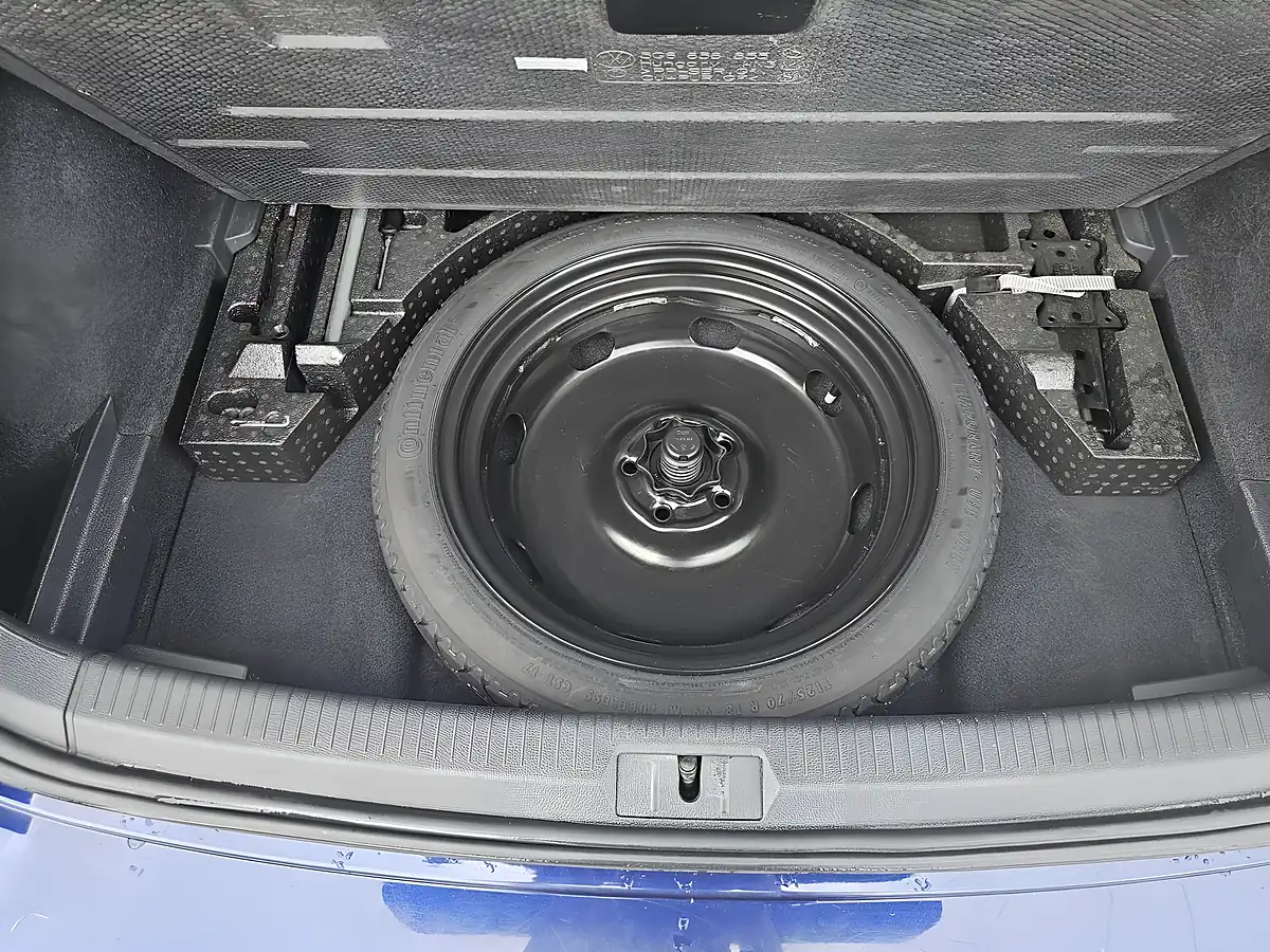 Used 2017 Volkswagen Golf R Blue - Interior and Exterior details 8
