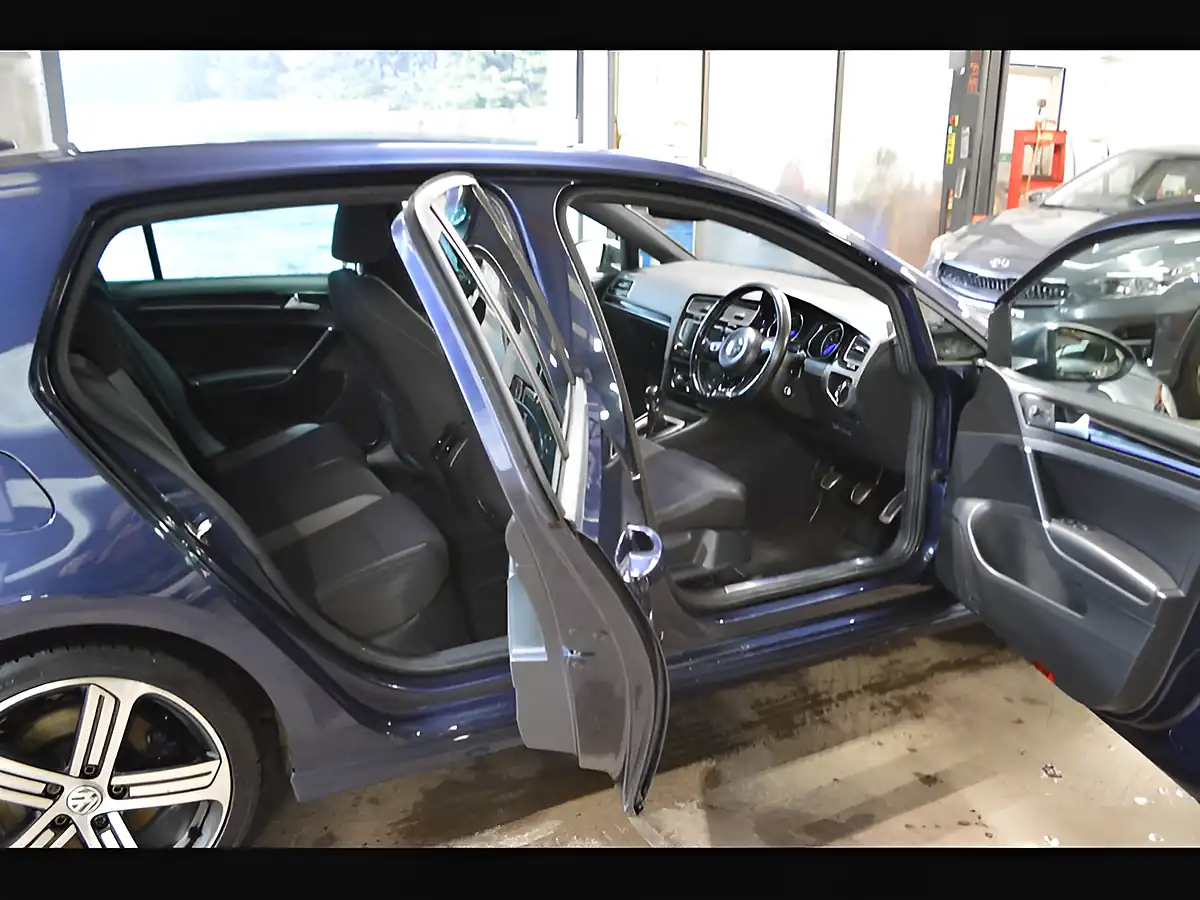 Used 2017 Volkswagen Golf R Blue - Interior and Exterior details 14