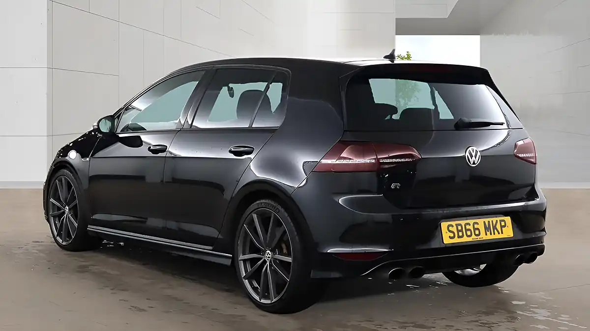 Used 2017 Volkswagen Golf R Bluemotion Tech Black - Interior and Exterior details 4